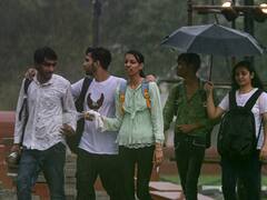 दिल्ली में सुबह से रुक-रुक कर हो रही बारिश, ठंड भी देने लगी दस्तक, जानें- मौसम का पूरा अपडेट