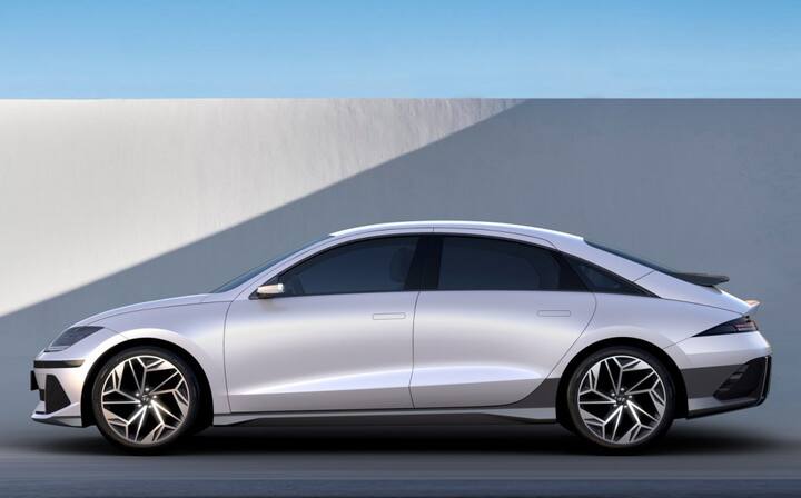 Ioniq 6 પાસે બે ઈલેક્ટ્રિક મોટર કન્ફિગરેશન સાથે લાંબી રેન્જની 77.4-kWh બેટરી છે- કાં તો રીઅર-વ્હીલ-ડ્રાઈવ (RWD) અથવા ઓલ-વ્હીલ-ડ્રાઈવ (AWD) સાથે.