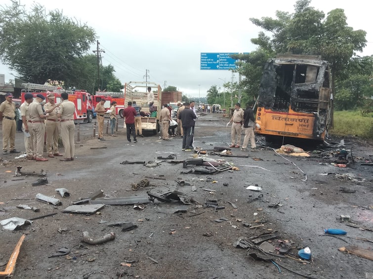 maharashtra news nashik bus fire 16 people died in five separate accidents in North Maharashtra Nashik Fire Accidents : उत्तर महाराष्ट्रासाठी शनिवार ठरला घातवार, पाच वेगवेगळ्या दुर्घटनांमध्ये 16 जणांचा मृत्यू