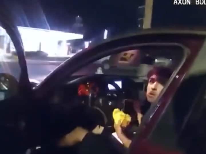 US Teen Eating Burger In Car Shot At Multiple Times By Cop Watch Video: यूएस में पुलिस की ज्यादती, कार में बैठकर बर्गर खाते युवक पर झोंके फायर