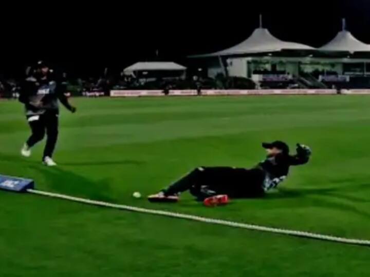 Video of New Zealand's Devon Conway fielding in the match against Pakistan is going viral on social media Watch: डेवोन कॉनवे की फील्डिंग देख हैरान रह गए फैंस और कमेंटेटर, 50 मीटर दौड़ने के बाद रोकी गेंद, वीडियो वायरल