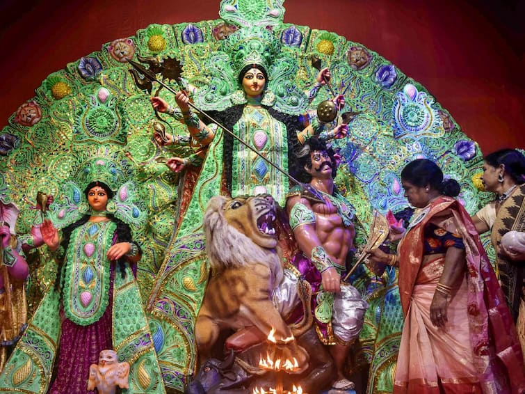 Invitation Allegedly Has Not Been Extended To Other Party Leaders Apart From TMC For Durga Puja Carnival Leading To Controversy Puja Carnival: তৃণমূল নেতা ছাড়া অন্য দলের সাংসদ-বিধায়করা আমন্ত্রণ পাননি কার্নিভালে, অভিযোগ ঘিরে চাপানউতোর