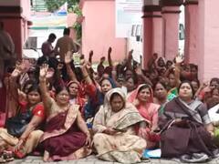 आशा कार्यकत्रियों ने दिया सीएमओ कार्यालय पर धरना, कहा- नहीं मिल रही प्रोत्साहन राशि