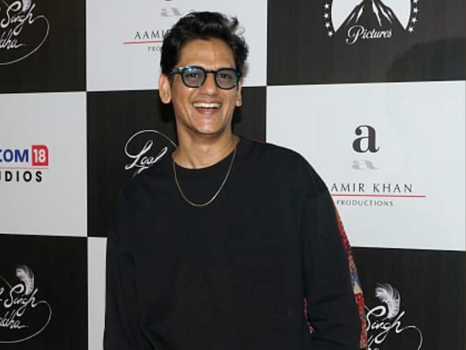 Vijay Varma looked handsome in a pink suit and trousers Media