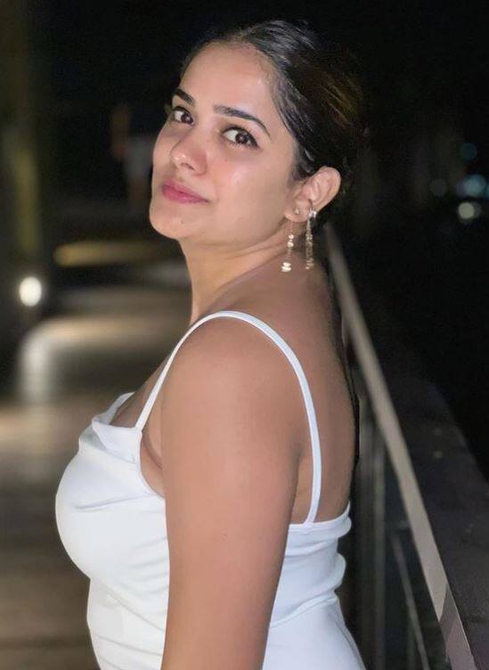 तिचे फोटो हे नेहमी चाहत्यांचे लक्ष वेधतात. तसेच नेटकरी तिच्या फोटोवर लाइक्स आणि कमेंट्सचा वर्षाव करतात.