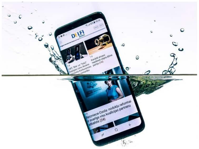 How to check your smartphone is waterproof or not know here Waterproof Smartphone: बरसात के मौसम में कैसे पता लगाएं कि आपका स्मार्टफोन कितना वॉटरप्रूफ है? यहां जानिए