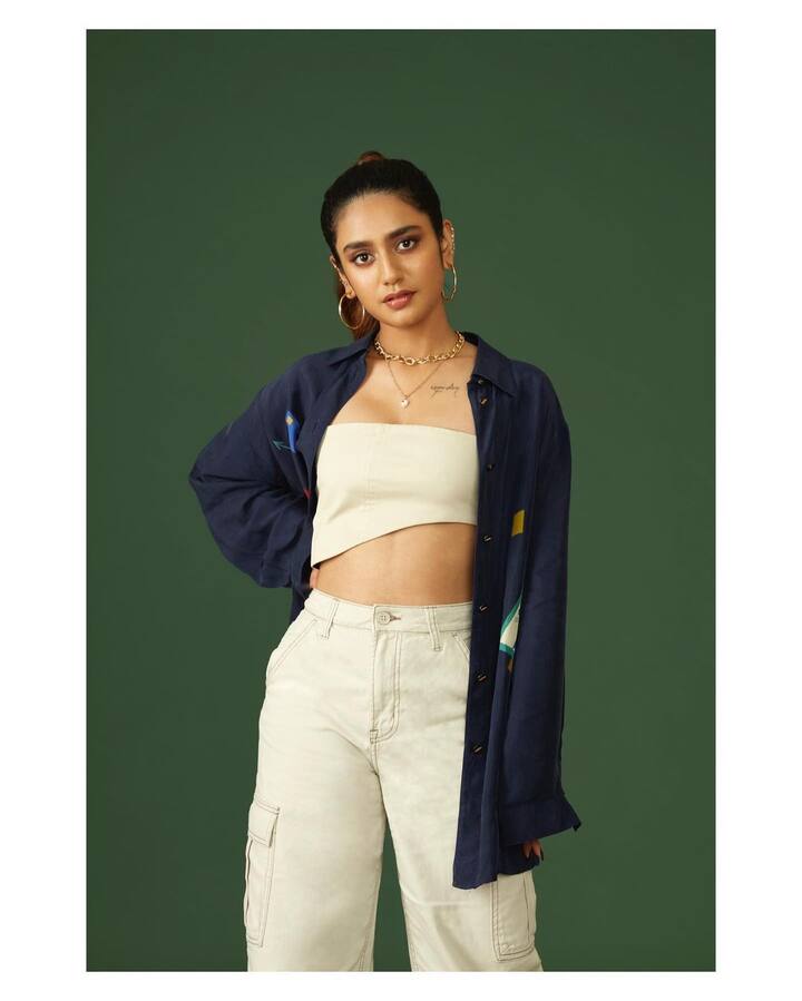 సోషల్ మీడియాలో మాత్రం ఫుల్ జోష్ లో ఉంటుంది. Image credit: Priya Prakash Varrier/Instagram