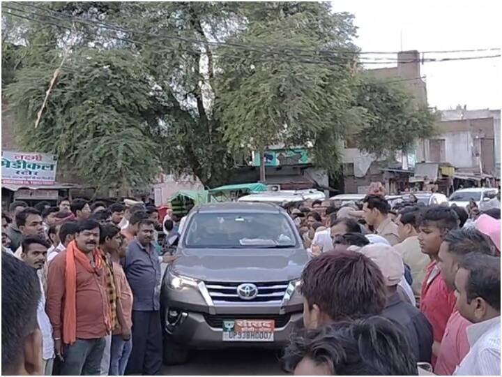 Lalitpur: ललितपुर में रोका गया MP अनुराग शर्मा का काफिला, बीच रास्ते कार घेरकर खड़े हो गए चिटफंड घोटाले के पीड़ित Lalitpur local residents seek arrest of accused in chitfund scam during local mp anurag sharma's visit ann Lalitpur: ललितपुर में रोका गया MP अनुराग शर्मा का काफिला, बीच रास्ते कार घेरकर खड़े हो गए चिटफंड घोटाले के पीड़ित