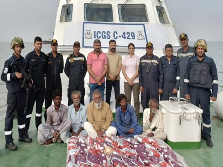 Gujarat Coast seize rupees 360 Crore Heroine Pakistani Boat Pakistan Boat : ரூ. 350 கோடி மதிப்புள்ள ஹெராயினை கடத்தி வந்த பாகிஸ்தான் படகு..! மடக்கிப்பிடித்த கடலோர காவல்படை