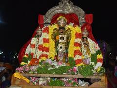 கோவிந்தா கோஷம் முழங்க சாமி தரிசனம்; மின்னொளி அலங்காரத்தில் எழுந்தருளி  தெப்பத்தை வலம் வந்த பெருமாள்