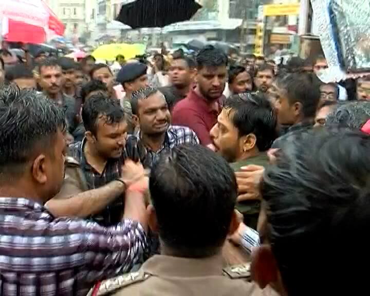 Protest ahead of Arvind Kejriwal's road show in Vadodara Arvind Kejriwal Gujarat Visit: અરવિંદ કેજરીવાલના રોડ શો પહેલા વડોદરામાં તોડફોડ, પોલીસનો કાફલો ઘટના સ્થળે