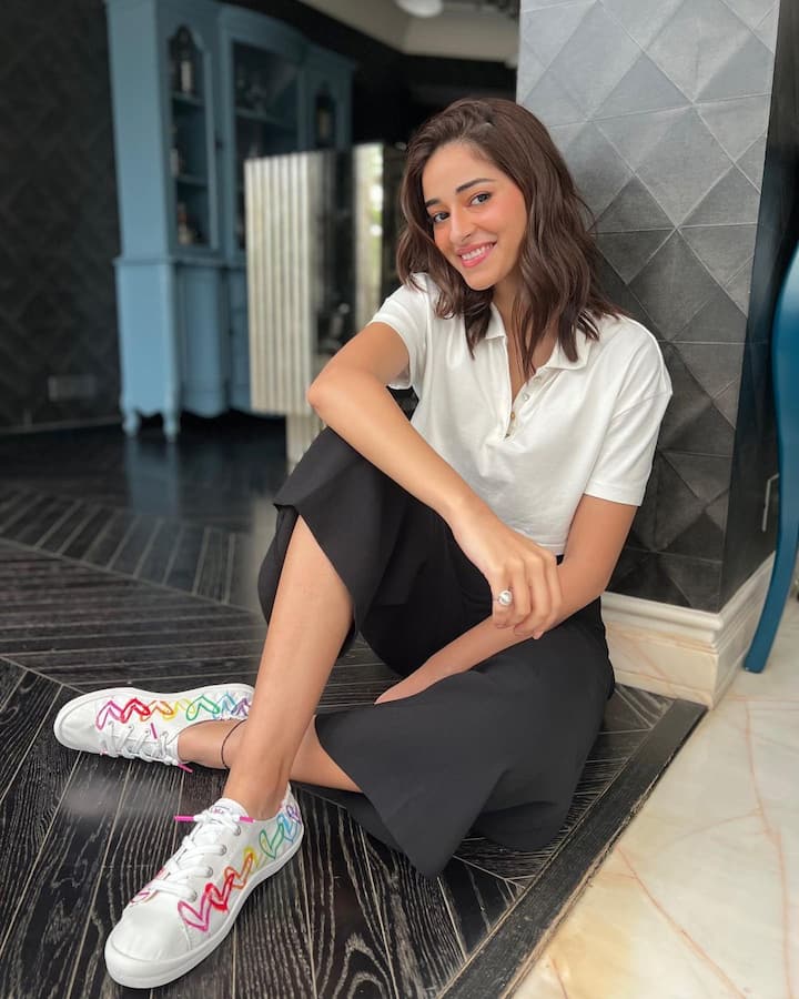 अनन्या सोशल मीडिया पर काफी एक्टिव हैं जहां वो फैंस के साथ अपनी लग्जरी लाइफ की तस्वीरें शेयर करती हैं.