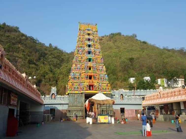 Vijayawada Durga temple closed on October 25th on Solar eclipse Darshan ticket rate hiked DNN Indrakeeladri : దుర్గగుడి అంతరాలయ దర్శనం టికెట్ రూ.500లకు పెంపు, వివాదాస్పదమవుతున్న నిర్ణయం!