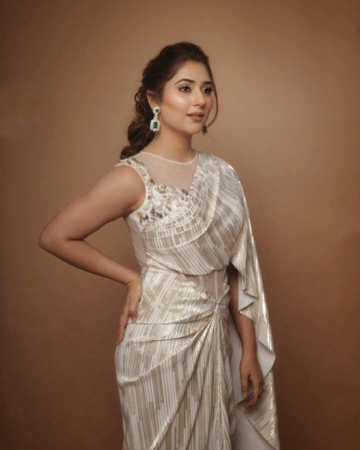 या फोटोंमध्ये दिशा साडीमध्ये फार ग्लॅमरस दिसत आहे.