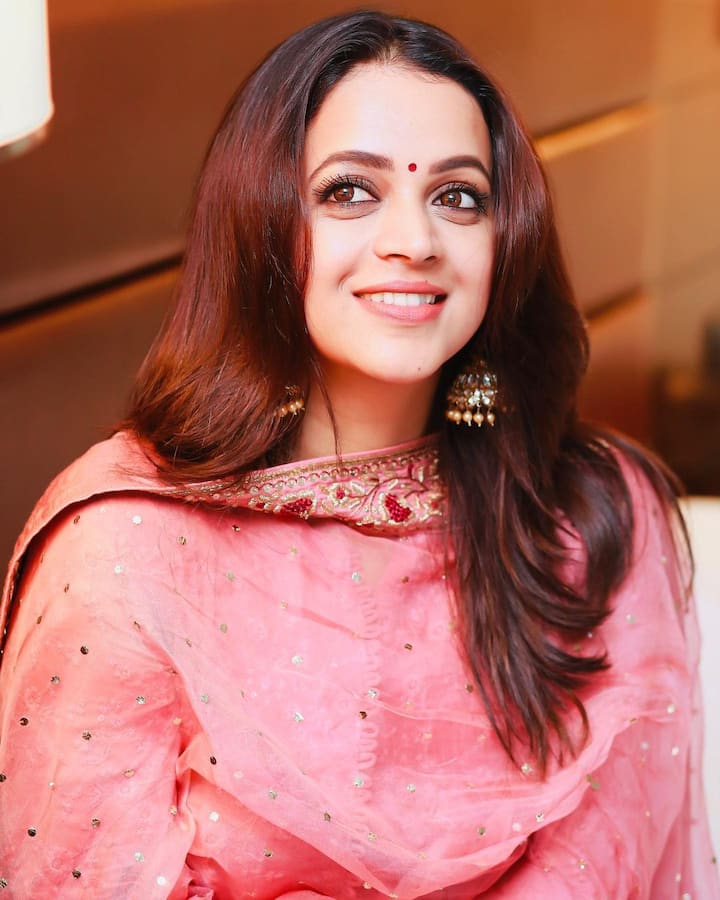 எதிலும் வாஞ்சைகள் தான் இருக்கும், முதலாம் பார்வையிலே மனதை ஈர்ப்பாளே, முதலாம் பார்வையிலே மனதை ஈர்ப்பாளே...