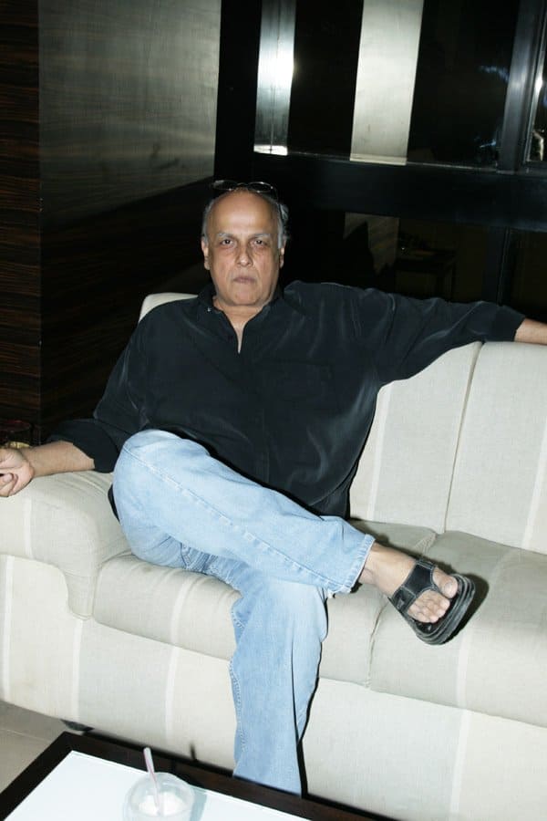 Mahesh Bhatt Net Worth: महेश भट्ट बॉलीवुड के फेमस प्रोड्यूसर्स में से एक हैं. अभी तक के करियर में हिंदी सिनेमा को सड़क, राज, आशिकी, गुनाह जैसी कई शानदार फिल्में दी हैं. वह प्रोड्यूसर्स के साथ-साथ डायरेक्टर भी हैं. जिनका खुद का एक प्रोडक्शन हाउस विशेष फिल्म्स है. चलिए आज हम आपको बताते हैं आलिया भट्ट (Alia Bhatt) के पापा की नेट वर्थ, इनकम और लग्जरी घर के बारे में....