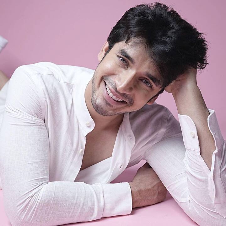 पहले उन्हें ‘अनुपमा’ से बिना नोटिस के हटाया गया, फिर वह ‘झलक दिखला जा 10’ (Jhalak Dikhhla Jaa 10) में अपने डांस से आग लगाकर लोगों का ध्यान खींच रहे हैं..