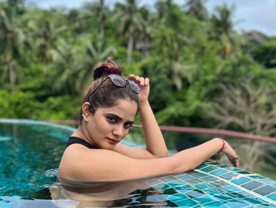 भाग्यश्रीचा हॉट अंदाज; पाण्यात लावली आग!