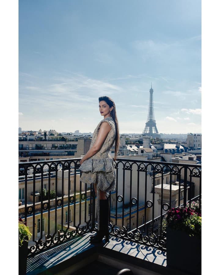 Louis Vuitton ब्रँडचा ड्रेस अन् ब्लॅक शूज असा लूक दापिकानं पॅरिस फॅशन वीकसाठी केला होता.  (Deepika Padukone/IG)