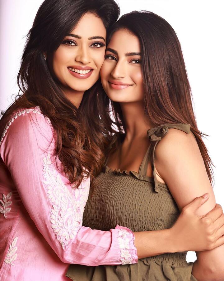 इस फोटो में श्वेता तिवारी अपनी डाडली बेटी पलक तिवारी को पैंपर करती नज़र आ रही हैं. दोनों की खूबसूरती के साथ स्माइल भी कमाल लग रही है.