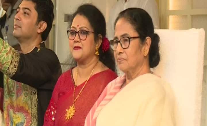 বাংলার দুর্গাপুজোর ইউনেস্কো হেরিটেজ স্বীকৃতি পাওয়ার পর রেড রোডে প্রথম কার্নিভাল। কাঁসর বাজালেন মুখ্যমন্ত্রী।