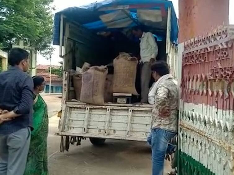 Bhandara news update Scam in distribution of rice for school nutrition in Bhandara district  मापात पाप! शालेय पोषण आहार तांदूळ वाटपात घोळ, 50 किलोच्या पोत्यात 44 किलो तांदूळ, शिक्षकाने केला भांडाफोड 