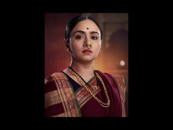 Har Har Mahadev Amruta Khanvilkar will be seen in the role of Sonabai Deshpande the wife of hero Bajiprabhu Deshpande who supported him throughout his life in the marathi movie Har Har Mahadev Amruta Khanvilkar : नाकात नथ, कपाळावर कुंकू, नऊवारी साडी...; 'हर हर महादेव' सिनेमातील अमृता खानविलकरचा फर्स्‍ट लुक आऊट