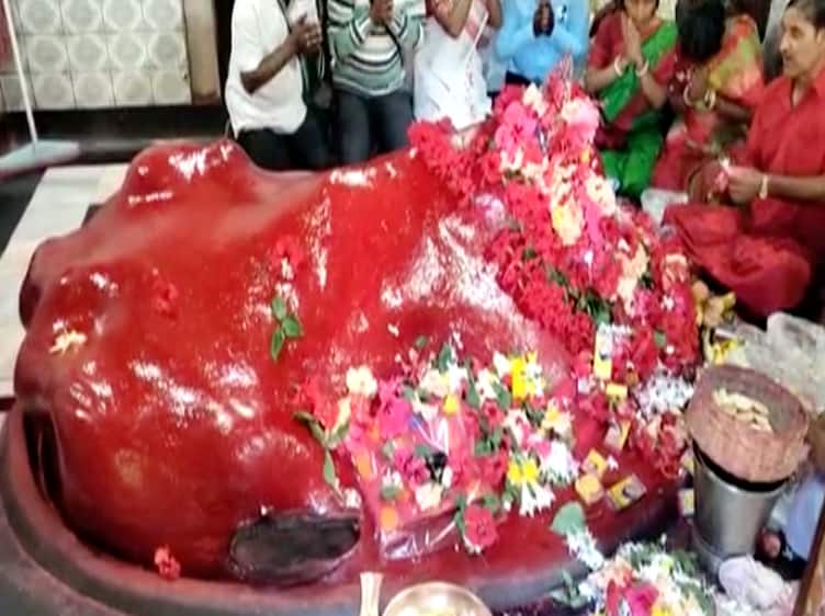 Birbhum News Fullara Temple Trayodashi Puja, Crowd Offer Puja Birbhum News : বীরভূমের ফুল্লরার মন্দিরে আজ ত্রয়োদশীর পুজো, এই সতীপীঠ ঘিরে বহু মাহাত্ম্য কথা