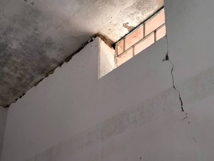 इससे स्कूल में पढ़ने वाले बच्चे, घर में रह रहे लोग और खेतों में काम कर रहे किसान डरे हुए हैं. ब्लास्टिंग से स्कूल में दरारें पड़ गई हैं. छत के प्लास्टर टूटकर गिर रहे हैं.