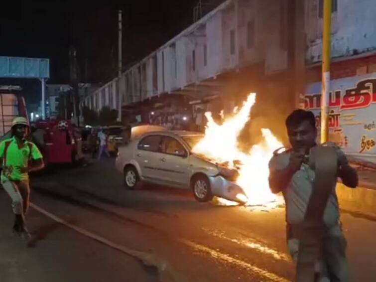 karur sudden fire accident in a car running in karur bus stand signal TNN கரூரில் ஓடும் காரில் திடீர் தீ விபத்து -  செல்ல பிராணியுடன் உயிர் தப்பிய நபர்...!