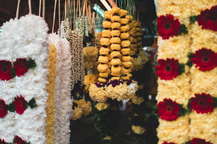 दिवाळीत फुलांचे दर आणखी वाढतील