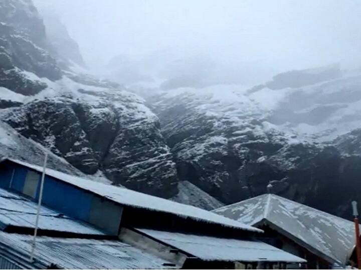 Uttarakhand Snowfall Snowfall Continue in Hemkund Sahidb Temperature reached below zero ann Hemkund Sahib Snowfall: हेमकुंड साहिब में लगातार हो रही भारी बर्फबारी, पारा शून्य से नीचे पहुंचा, खूबसूरत हुआ नजारा