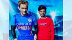 সোশাল মিডিয়ায় ভাইরাল ধোনির মোমের মূর্তি, চলছে বিতর্কও, কিন্তু কেন?