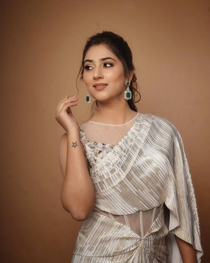 दिशा परमार या लूकमध्ये फार सुंदर आहे.