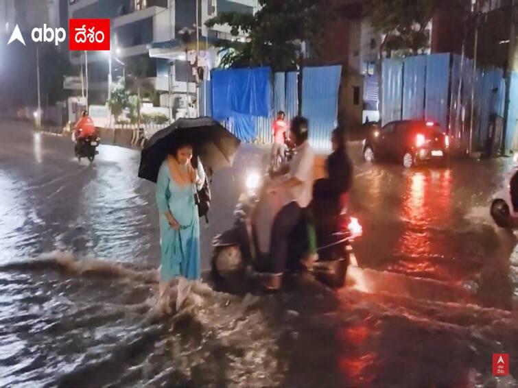 Hyderabad heavy rains lashed city many parts water overflown main roads traffic jam Hyderabad Rains : హైదరాబాద్ లో కుండపోత వర్షం, పలు ప్రాంతాల్లో ట్రాఫిక్ జామ్