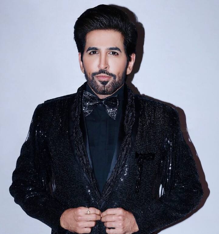 विशाल कोटियन (Vishal Kotian) ‘बिग बॉस 15’ में आए थे. विशाल कोटियन कई बार शो में रोते हुए नजर आए. काम्या पंजाबी ने कहा कि, वह विक्टिम कार्ड खेल रहे हैं और सोशल मीडिया यूजर्स ने भी उनकी बातों पर सहमति जताई.