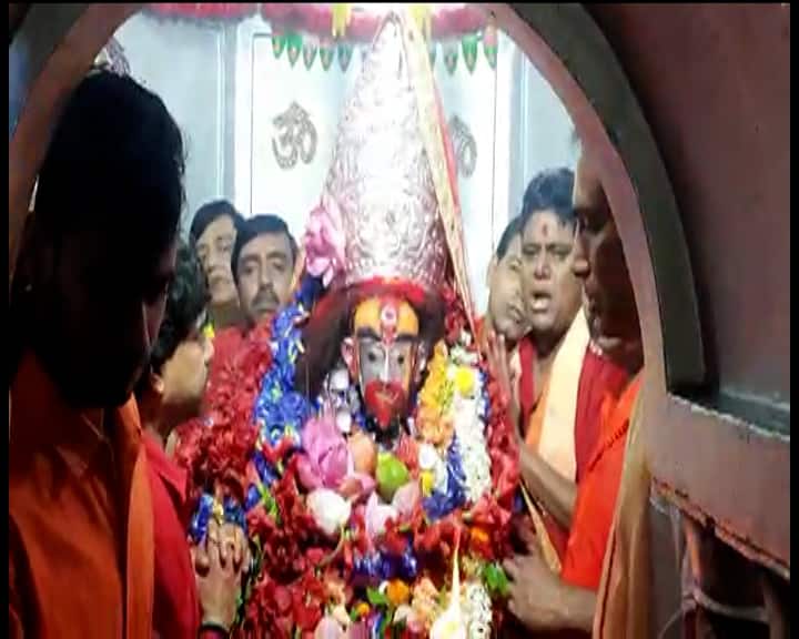 আজ তারাপীঠে তারা মায়ের আবির্ভাব দিবস! এদিন মূল মন্দির থেকে বিরাম মঞ্চে বের করে আনা হয় মাকে।