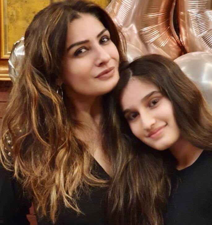 लेटेस्ट फोटो में रवीना टंडन और उनकी बेटी ब्लैक कलर के आउटफिट में नजर आ रही हैं. तस्वीर में राशा अपनी मां के साथ मिरर सेल्फी लेती नजर आ रहीं.स्पेशल बात ये है कि लोग राशा और रवीना में अंतर नहीं कर रहे हैं. इस तस्वीर को शेयर करते हुए रवीना ने कैप्शन में लिखा है, 'ट्विनिंग टीम राशा थडानी और मैं.’ रवीना की ये तस्वीर पोस्ट करते ही वायरल हो गई है.