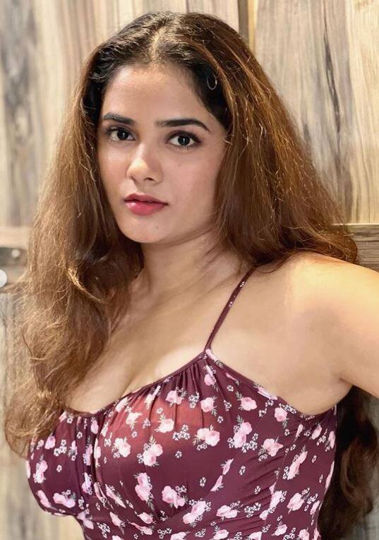 सोशल मीडियावर तिचे लाखो फॉओअर्स आहेत.