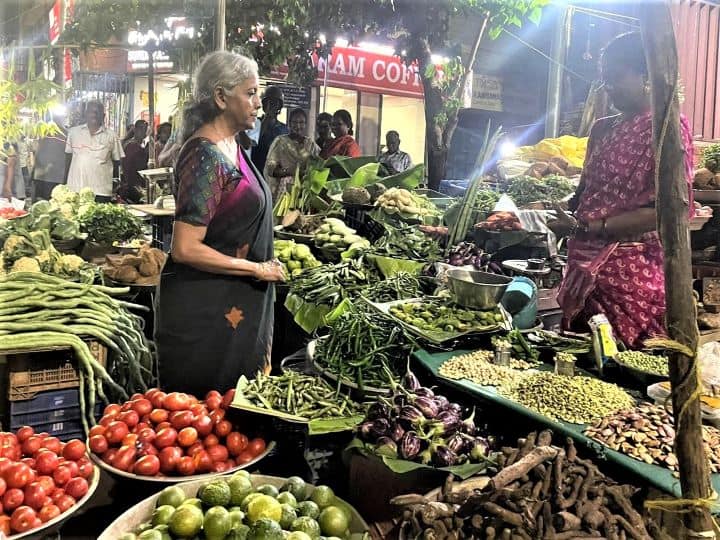 Nirmala Sitharaman: सब्जी मंडी में अचानक खरीददारी करने पहुंची वित्तमंत्री निर्मला सीतारमण, वीडियो वायरल