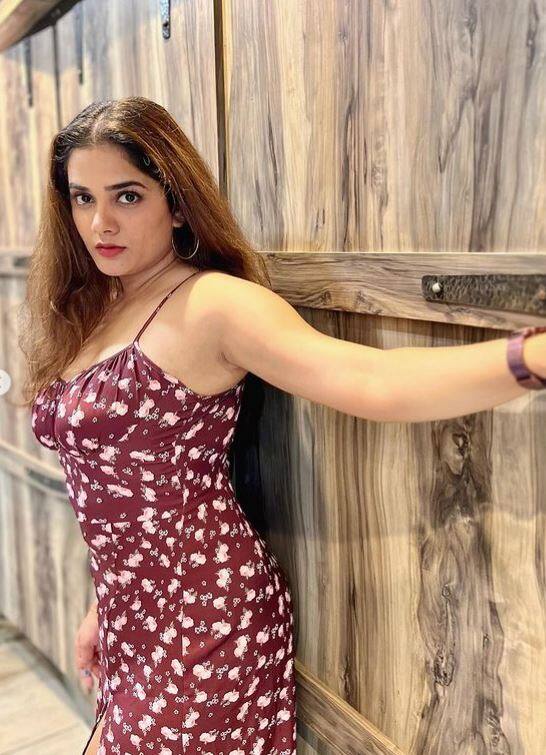 चिकाटी गडिलो चिथा कोटूडू या तेलगू सिनेमातून भाग्यश्रीनं दाक्षिणात्य इंडस्ट्रीमध्ये पदार्पण केलं.