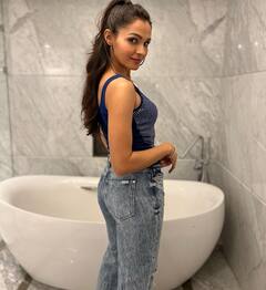 Andrea Jeremiah Photos: ఆండ్రియా ఏం చేస్తున్నావక్కడ!