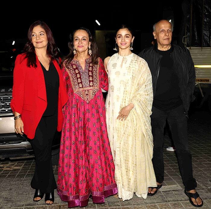 महेश भट्ट के पास कई लग्जरी गाड़ियां है जिसमें बीएमडब्लू, रेंज रोवर और बेन्ज शामिल है. महेश की हर एक गाड़ी की कमत 1.2 करोड़ से 2 करोड़ के बीच है.