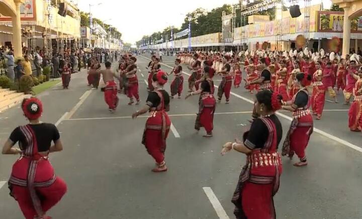 পুজো কার্নিভাল উপলক্ষ্যে সেজে উঠেছে রেড রোড চত্বর। থাকছে বড় LED স্ক্রিন। মুখ্যমন্ত্রীর বসার মঞ্চটি মন্দিরের আদলে তৈরি করা হয়েছে। এবার কার্নিভালে বিদেশি অতিথিরা উপস্থিত থাকবেন, তাই রেড রোড চত্বরে কড়া নিরাপত্তা।