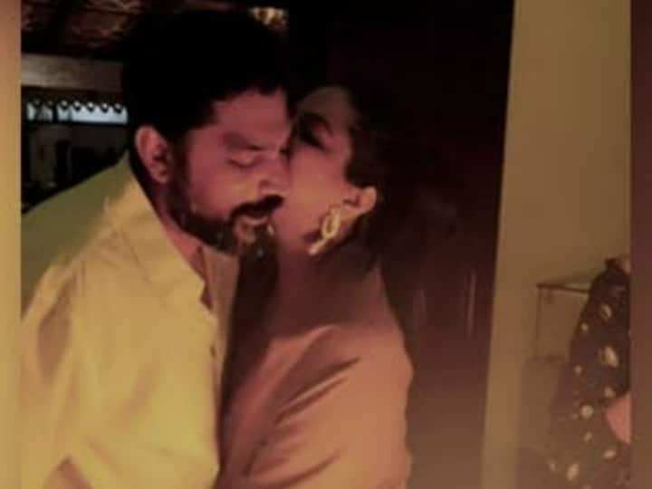 Rhea Kapoor wishes husband Karan Boolani romantic birthday, watch video Karan Boolani Birthday Video: पति को बेहद रोमांटिक अंदाज में Rhea Kapoor ने विश किया बर्थडे, सामने आया सेलिब्रेशन वीडियो