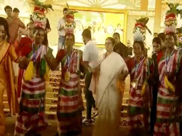 Durga Puja Mega Carnival 2022 CM Mamta Banerjee also danced with folk artists watch video Durga Puja 2022: दुर्गा पूजा के दौरान कुछ ऐसे थिरकीं सीएम ममता बनर्जी, देखिए वीडियो
