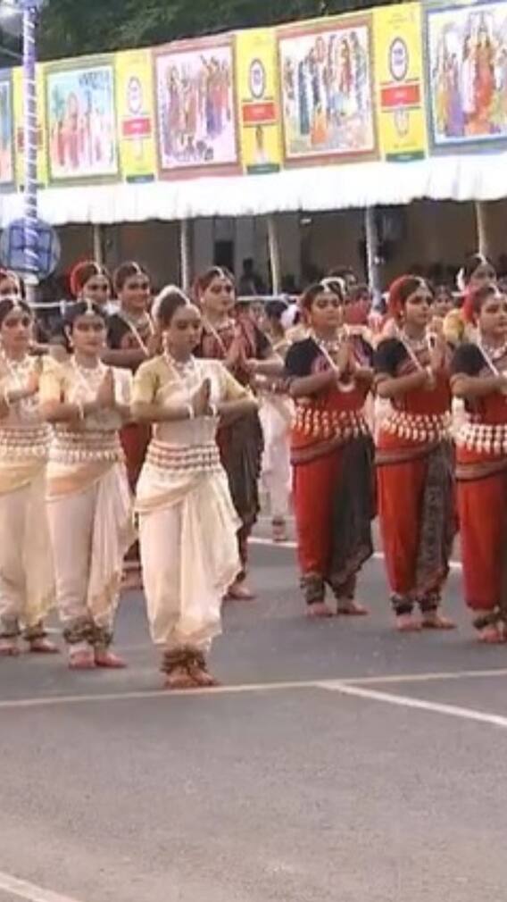 পুজো কার্নিভালে রঙিন কলকাতা