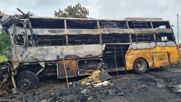 maharashtra news nashik news DNA test to identify bus fire accident victims in Nashik Nashik Bus Fire : नाशिक बस दुर्घटना : मृतांची ओळख पटविण्यासाठी डीएनए टेस्ट करणार, जिल्हाधिकाऱ्यांची माहिती 