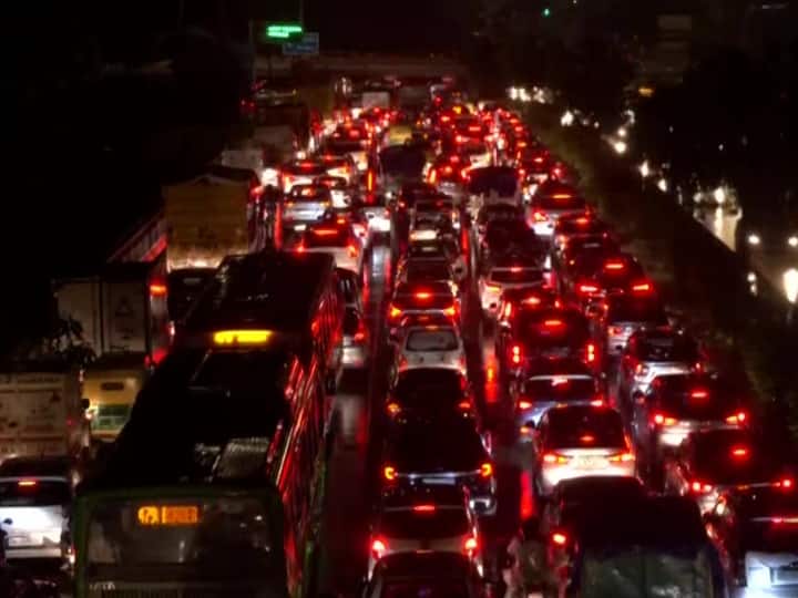 Traffic disrupted in Delhi due to heavy rains issued advisory for People Delhi Rain: दिल्ली के कई इलाकों में बारिश का ट्रैफिक पर असर, जाम लगने से धीमी हुई गाड़ियों की रफ्तार