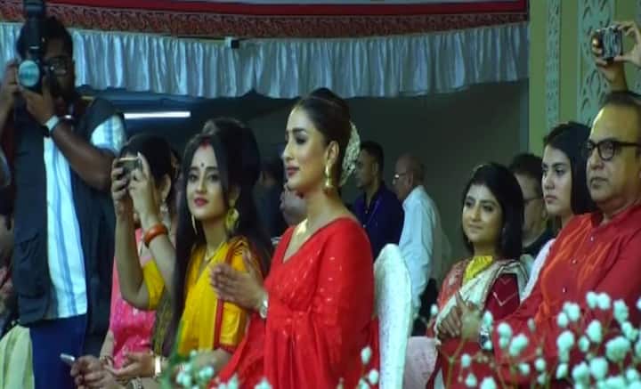কার্নিভালে মমতার পাশে রয়েছে টলিউডও। দেখা গেল সায়ন্তিকা বন্দ্যোপাধ্যায়, ভাস্বর চট্টোপাধ্যায়, অদিতি মুন্সি, অঙ্কুশ হাজরা, ঐন্দ্রিলা সেন, জুন মালিয়ারা।